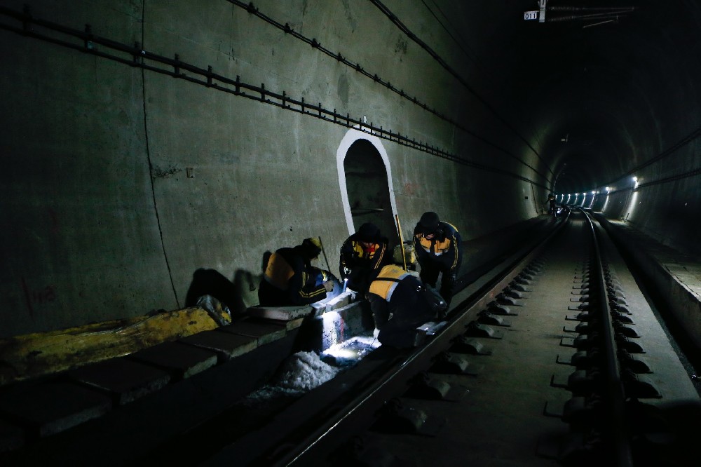 天山铁路运营隧道病害现状